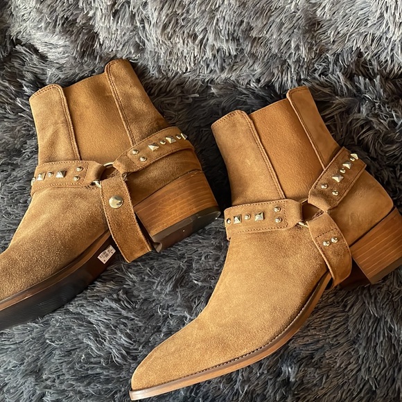 Studded Suede Boots 🥾 - Picture 5 of 9